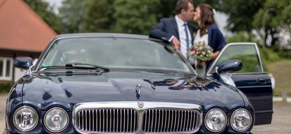 Jaguar Hochzeitsauto vor einer historischen Kulisse